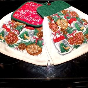 2 piece Holiday Hanging Towel Set